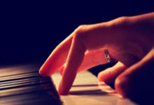 黑白体育直播：[德甲]队友接球回传 贝克尔跟进抽射破门.